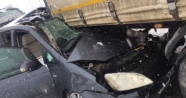 Otomobil TIR&#39;ın altına girdi: 1 ölü, 3 yaralı