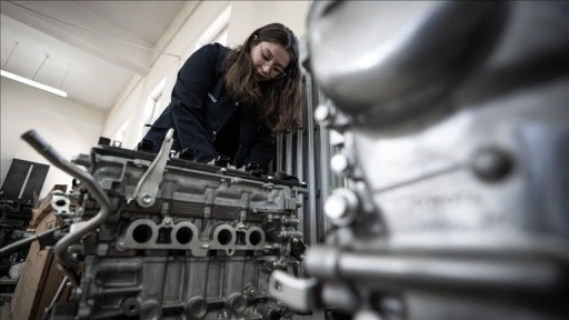 Otomobil tutkunu üniversiteli kızların hayali yeni nesil motor ve şanzıman hibesiyle gerçekleşecek