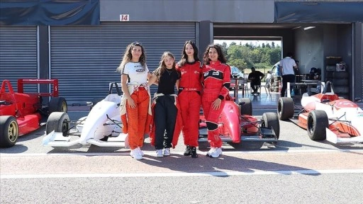 Otomobil yarışmaları şampiyonu kadın pilot, hemcinslerini yarışlara hazırlıyor