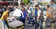 Otomobil yayalara çarptı: 2 kadın yaralandı