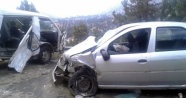 Otomobille minibüsle çarpıştı: 1 ölü, 4 yaralı