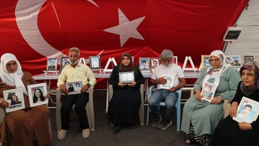 Oturma eylemi yapan babaların tek isteği evlatlarına kavuşmak