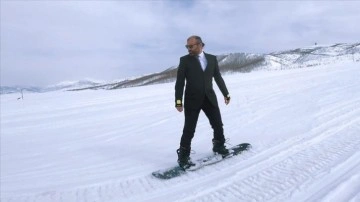 Ovacık Kayak Merkezi'nde takım elbise ve kravatla snowboard keyfi