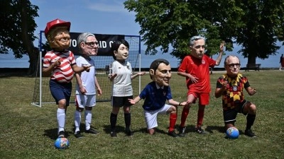 Oxfam aktivistleri G7 Liderler Zirvesinde protesto g&ouml;sterisi d&uuml;zenledi