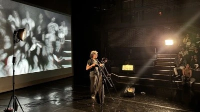 Oyuncu ve y&ouml;netmen Mehmet Ali Nuroğlu'nun tek kişilik performansı "D&uuml;nyada" Londra 
