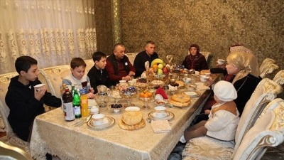 &Ouml;zbek aileler Ramazanda 'ağız a&ccedil;ar' iftar sofralarında bir araya geliyor