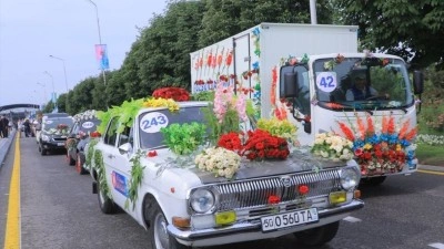 &Ouml;zbekistan&rsquo;ın &ccedil;i&ccedil;ek şehri Namangan'da 65. Uluslararası &Ccedil;i&ccedil;ek Festivali başladı