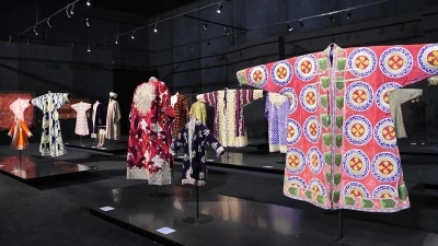 &Ouml;zbekistan'ın rengarenk mirası: Ge&ccedil;mişten bug&uuml;ne geleneksel kıyafetler