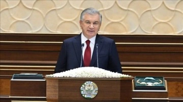 Özbekistan'da cumhurbaşkanı seçimini kazanan Mirziyoyev, yemin ederek görevine başladı