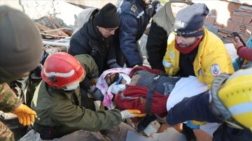 Özbekistanlı ekipler, Hatay'da 13 kişiyi enkaz altından kurtardı
