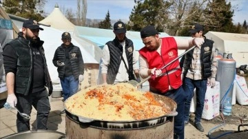 Özbekler depremzede soydaşlarını yalnız bırakmadı