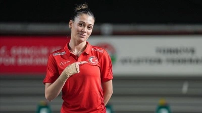 &Ouml;zel milli atlet Aysel &Ouml;nder, Avrupa rekoruyla d&uuml;nya şampiyonu oldu