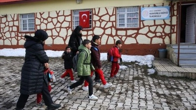 &Ouml;zge ve Ceylan &ouml;ğretmen, ısıttıkları 2 derslikte &ouml;ğrencilerini geleceğe hazırlıyor