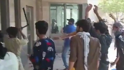 Pakistan'da bir grup g&ouml;sterici, ABD'nin Kara&ccedil;i Konsolosluğu'na girmeye &ccedil;alıştı