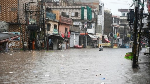 Pakistan'da etkili olan muson yağmurları sonucu ölenlerin sayısı 299'a yükseldi