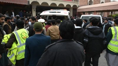 Pakistan'da pazar yerinde meydana gelen patlamada 2'si polis 9 kişi hayatını kaybetti