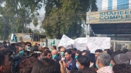 Pakistan'da şantiyelerine polis baskını düzenlenen Türk şirketinin çalışanları protesto düzenle