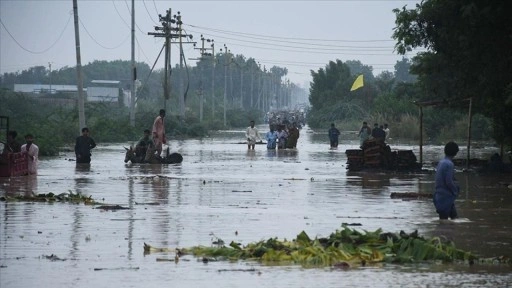 Pakistan'da şiddetli yağışların yol açtığı sellerde tahliye çalışmaları zorlu şartlarda sürüyor