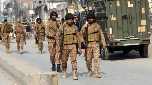 Pakistan'ın Hayber Pahtunhva eyaletinde düzenlenen bombalı saldırıda 13 asker öldü