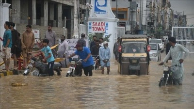 Pakistan'ın Kara&ccedil;i kentinde şiddetli yağışlar nedeniyle 16 kişi hayatını kaybetti
