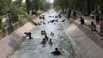Pakistan'da 40 dereceyi aşan hava sıcaklıkları hayatı olumsuz etkiliyor