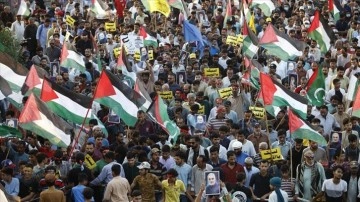 Pakistan'da binlerce kişi, "İsrail'in Gazze'deki soykırımının son bulmasını&quot