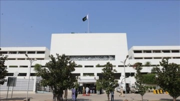 Pakistan'da göreve gelen geçici hükümeti "ağır bir gündem" bekliyor