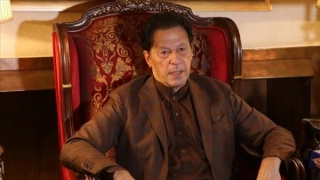 Pakistan'da polis eski Başbakan Han'ı gözaltına almak için evine gitti