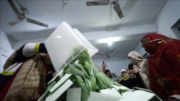 Pakistan'da resmi olmayan sonuçlara göre seçimleri PTI'nın bağımsız milletvekilleri önde g