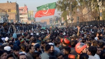 Pakistan'da seçim sonuçlarının geç açıklandığı gerekçesiyle düzenlenen protestoda 3 polis öldü
