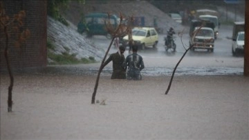 Pakistan'da şiddetli yağışlar sebebiyle ölenlerin sayısı 290'a yükseldi