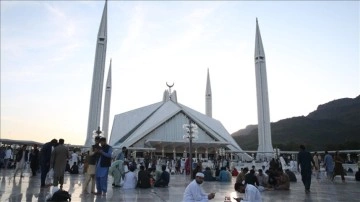 Pakistan'daki Müslümanlar iftarda Faysal Camisi'nde buluşma geleneğini sürdürüyor