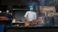 Pakistanlılar ramazan sofralarında geleneksel sokak yiyeceklerini tercih ediyor