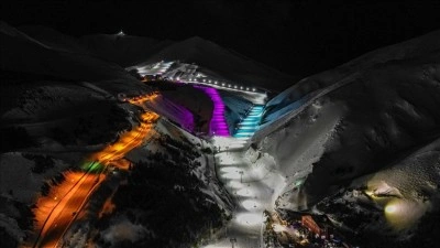 Paland&ouml;ken'de gece kayağı g&ouml;rsel ş&ouml;lene d&ouml;n&uuml;ş&uuml;yor