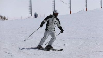 Paland&ouml;ken'de sezon "bahar kayağı" ile devam ediyor
