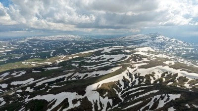 Paland&ouml;ken'in zirvelerinde yaz ve kış birlikte g&ouml;r&uuml;l&uuml;yor