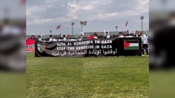 Palestino futbol kulübü sahaya "Gazze'de soykırımı durdurun" pankartıyla çıktı