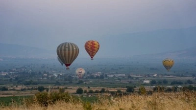 Pamukkale'de balonlar g&ouml;ky&uuml;z&uuml;n&uuml;, gece m&uuml;zeciliği tarihi canlandırıyor