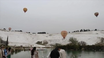 Pamukkale semalarını her gün 40 sıcak hava balonu süslüyor