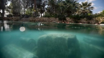 Pamukkale'deki antik termal havuz, havalar bunaltsa da boş kalmıyor