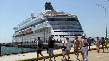 Panama bandıralı kruvaziyer "Astoria Grande" 850 yolcusuyla Sinop'a geldi