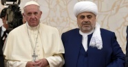 Papa’ya Azerbaycan’da Kur’an-ı Kerim hediye edildi