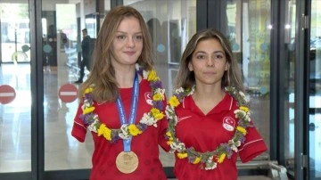 Para Yüzme Dünya Şampiyonası'nda madalya alan Sümeyye ve Sevilay yurda döndü