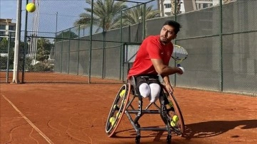 Paralimpik milli tenisçi Ahmet Kaplan, olimpiyat hayaliyle raket sallıyor
