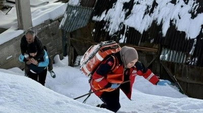 Paramedik kadın s&uuml;r&uuml;c&uuml;ler Karadeniz'in zorlu coğrafyasında fedakarca g&ouml;rev yapıyor