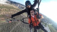 Paraşütle atlayan Çinli turist korkudan baygınlık geçirdi