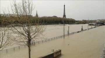 Paris Belediye Başkanı, kirlilik tartışmalarıyla gündeme gelen Seine Nehri'nde yüzecek