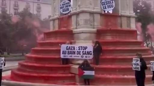 Paris'te Masumlar Çeşmesi'ne ''Gazze'de kan gölü durdurulsun'' çağrısıyla kırmızı boya döküldü