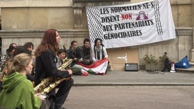Paris'te &ouml;ğrenciler, İsrailli &uuml;niversitelerle işbirliğine karşı m&uuml;zikli eylem yaptı