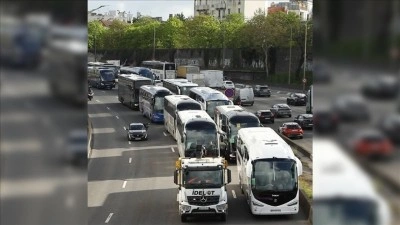Paris&rsquo;te otob&uuml;s ve kamyon şof&ouml;rleri akaryakıt fiyatlarındaki artışa karşı eylem yaptı
